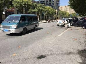 小伙吃瓜撞到前车,小伙吃瓜不慎撞前车，上演现实版“吃瓜群众”