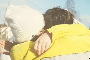 情侣拥抱吃瓜图片,情侣拥抱共享瓜果，甜蜜画面引网友热议