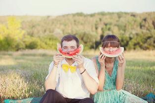 情侣拥抱吃瓜图片,情侣拥抱共享瓜果，甜蜜画面引网友热议