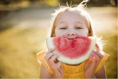 孩子吃瓜怎么发状态,童趣盎然——记录孩子吃瓜的欢乐时光